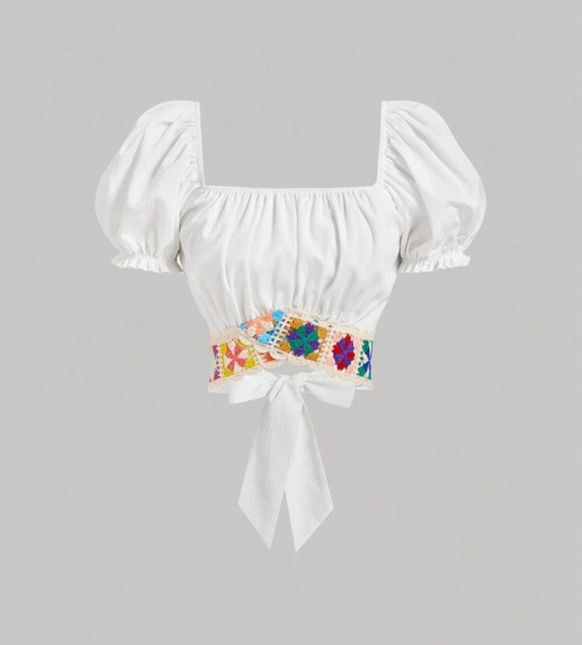 K blusa corta blanca con lazo de encaje abajo